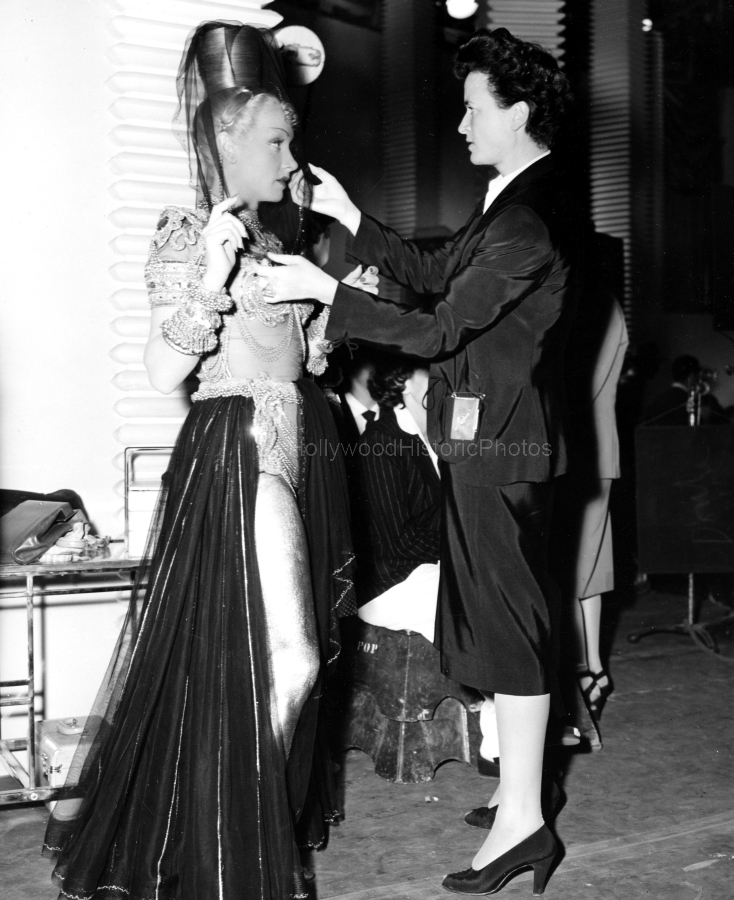 Marlene Dietrich 1944 costume Kismet MGM.jpg